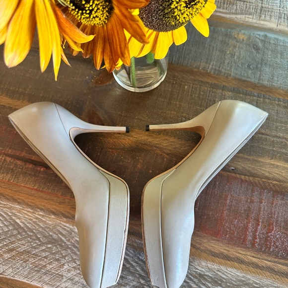 🍾💟🥂AUTHENTIC GUCCI Leather Platform tan/cream Pumps - Great Condition!🍾🥂 - Picture 9 of 16